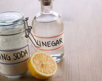 Misturar bicarbonato de sódio, vinagre e suco de limão em um copo: por que é recomendado e para que serve