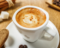 Por que se adiciona uma gota de água filtrada ao café: a física que muda o aroma da bebida