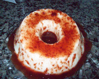 Flan de iogurte com calda de morango