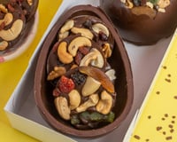 Ovo de Páscoa fit com castanhas e frutos secos no chocolate