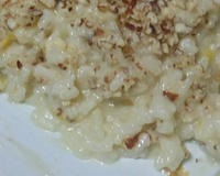 Risoto de damasco com amêndoas e queijo.