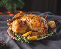 Como fazer suculento frango assado com limão, uma receita deliciosa e fácil com um toque de alecrim para sua ceia de Natal