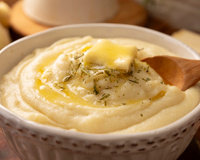 Eu aprendi como fazer purê de batata bem cremoso em casa, fica melhor que de restaurante