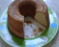 Bolo simples de coco com cobertura de chocolate (muito fácil)