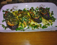 Salmão com molho de manteiga e alcaparras