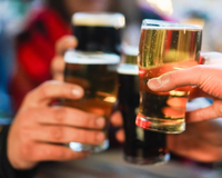 Qual bebida alcoólica dá mais ressaca? Nutricionista explica como a cor da bebida influencia no efeito do álcool