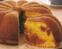 Bolo de fubá com goiabada e queijo