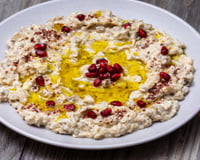 TudoGostoso ensina receita de aperitivo libanês saudável feito com berinjela cozida no micro-ondas, iogurte e azeite: perfeito para servir com torradinhas!