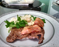 Filé mignon e bacon grelhados com com arroz a piamontese