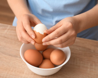 Truque para descascar o ovo de forma perfeita