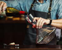 Decantador de vinho: entenda funcionalidade e veja como usar da forma certa