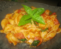 Búzios ao molho de tomate, calabresa e manjericão