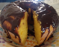 Bolo de cenoura com cobertura de caramelo