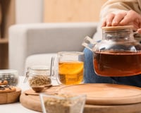 Quer substituir o café pela manhã? Esses 3 chás vão te energia e disposição e são fáceis de fazer