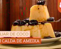 Manjar de coco com calda de ameixa