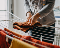 O truque simples para secar roupas mais rápido dentro de casa envolve um item que você usa todos os dias: TudoGostoso explica