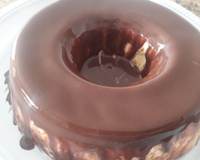 Sorvete de leite condensado com calda de chocolate