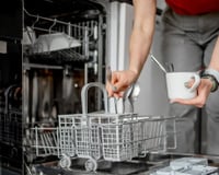 Se a sua lava-louças não está mais lavando direito, o problema pode ser mau uso!