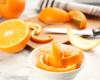 Cheiro de peixe na cozinha? O truque da casca de laranja que elimina o odor em minutos