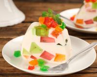 Dia das Crianças: todo ano a minha filha pede para fazer essa receita de gelatina colorida, ainda bem que é fácil e rápida
