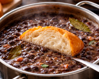 Demorei anos para entender por que minha avó colocava pão na panela do feijão e agora faço igual