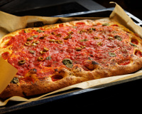 Experimentei a pizza viral de frango à parmegiana e agora ela é receita favorita de toda a minha família