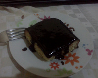 Bolo prático de laranja com calda de chocolate