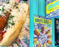 Hoje é dia de cachorro-quente e aprendi essa receita com um chef especialista para o sanduíche ficar ainda mais especial