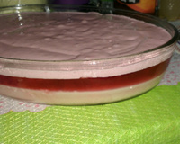 Gelatina de morango com creme de leite condensado