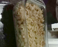 Macarrão com estrogonofe de frango rápido e fácil