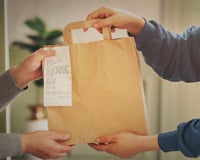 Advogado especialista explica o que fazer em caso de recebimento de produtos vencidos em compras de delivery: “Em situações mais graves, cabe dano moral.”