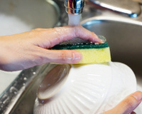 Como higienizar esponja de cozinha do jeito certo: você vai se surpreender com o que NÃO deve fazer!