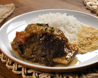 Costela na panela de pressão servida com arroz e farofa