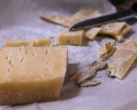 Sempre que ia ao supermercado, ele mordiscava um pedaço de queijo: o homem de 70 anos foi finalmente preso após vários meses de "beliscagem"