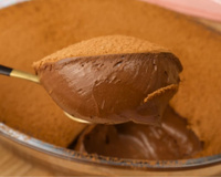 Nem forno, nem fogão: essa sobremesa cremosa de chocolate com 4 ingredientes é fácil e irresistível para você fazer ainda hoje