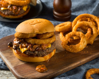 Hambúrguer com cebolas empanadas