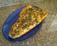 Salmão assado ao molho cítrico e de alcaparras