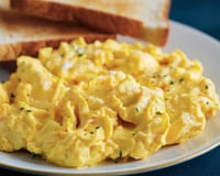 A maioria das pessoas prepara ovos mexidos com leite, mas eles ficam muito mais saborosos com outro ingrediente