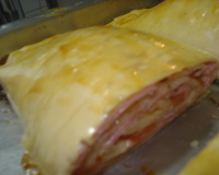 Rocambole de presunto e queijo com massa de pastel