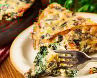 Torta salgada de espinafre e frango: versátil e nutritiva, perfeita para jantares e almoços rápidos