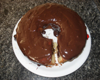 Bolo de laranja com cobertura de chocolate