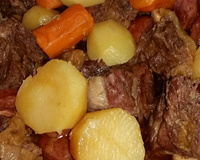 Costela bovina na panela de pressão com linguiça calabresa e bacon