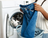 Antes de jogar o jeans na máquina, leia isso aqui: o detalhe que decide se ele vai durar ou não