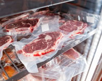 O que você precisa saber na hora de comprar carne embalada à vácuo: 6 dicas do TudoGostoso para não cair em cilada