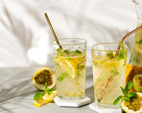 Limonada de maracujá é a bebida que tem a cara do verão: refrescante, docinha e muito fácil de fazer!