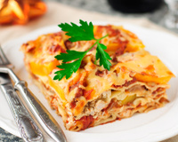 Essa lasanha cremosa com abóbora, provolone e cogumelos porcini é digna de chef italiano, mas você faz o almoço gourmet rapidinho em casa