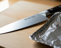 O melhor truque de dona de casa para afiar as facas cegas em segundos: você só precisa de um pedaço de papel-alumínio