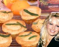 Pamela Anderson tem um novo livro de receitas: veja como fazer a torta vegetariana e o bolo sourdough de gengibre com calda de caramelo da eterna Baywatch