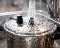 Especialistas alertam: cuidado ao colocar a panela de pressão quente em contato com a água da torneira