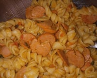 Macarrão com molho de salsicha